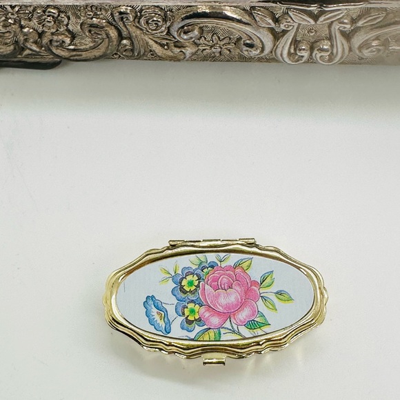 Vintage Floral Gold Metal Sewing Box With Threader - Picture 11 of 11